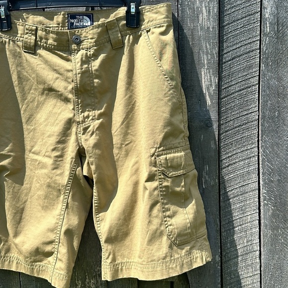 The North Face Shorts size 32 - Picture 5 of 8